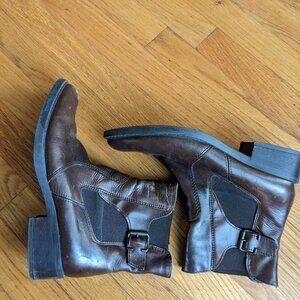 Low leather boots by Tamaris